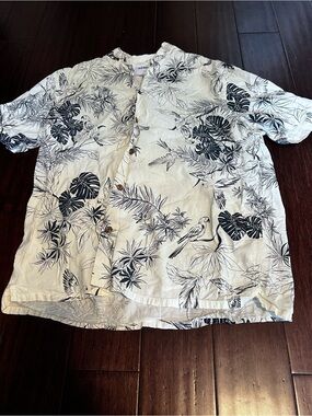 Old Navy White Short-Sleeve Button-Down Shirt with Navy Tropical Print